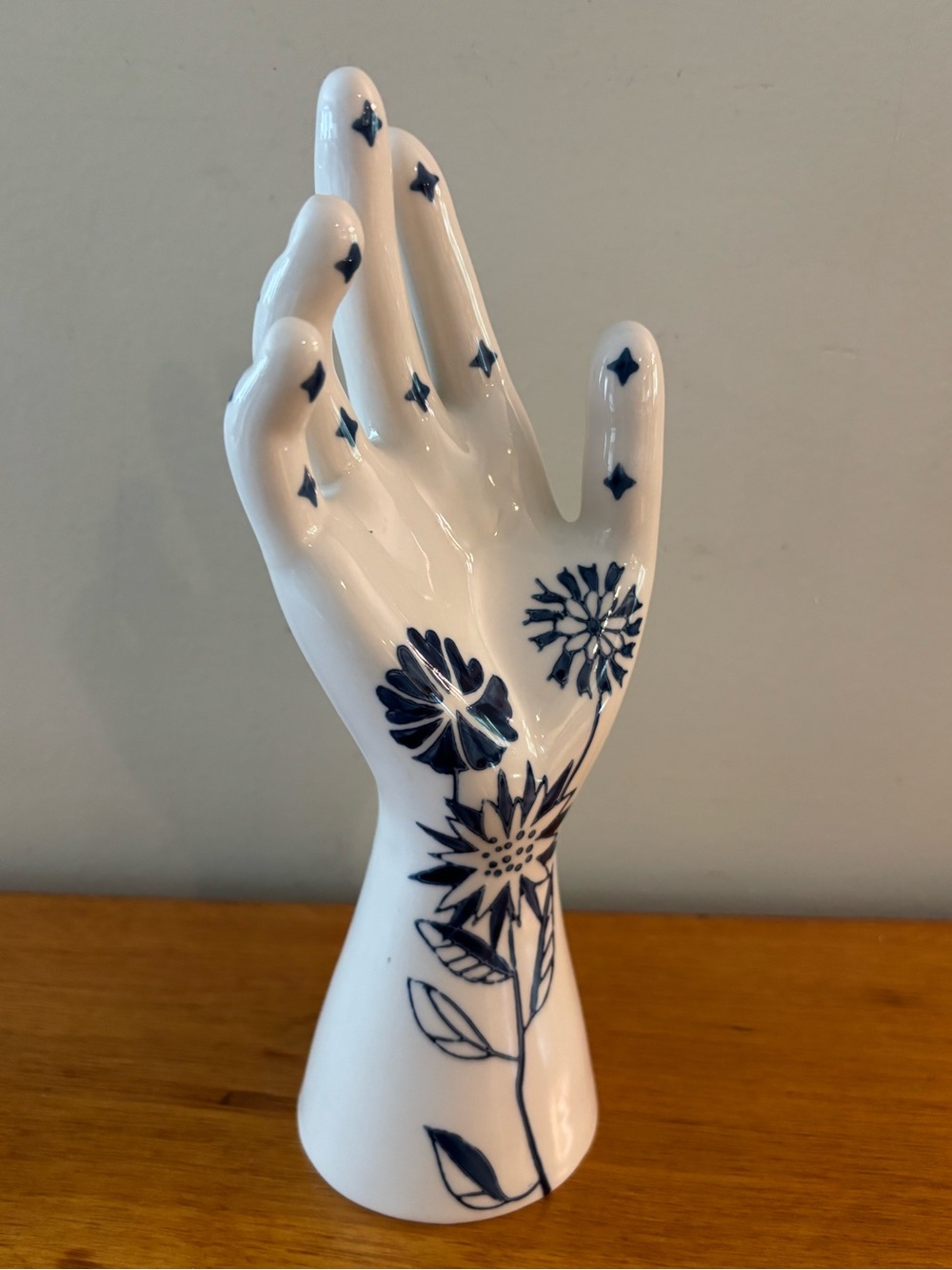 Urban Outfitters Diana Ring Holder Hand Blue And White Ceramic Floral
UO Home